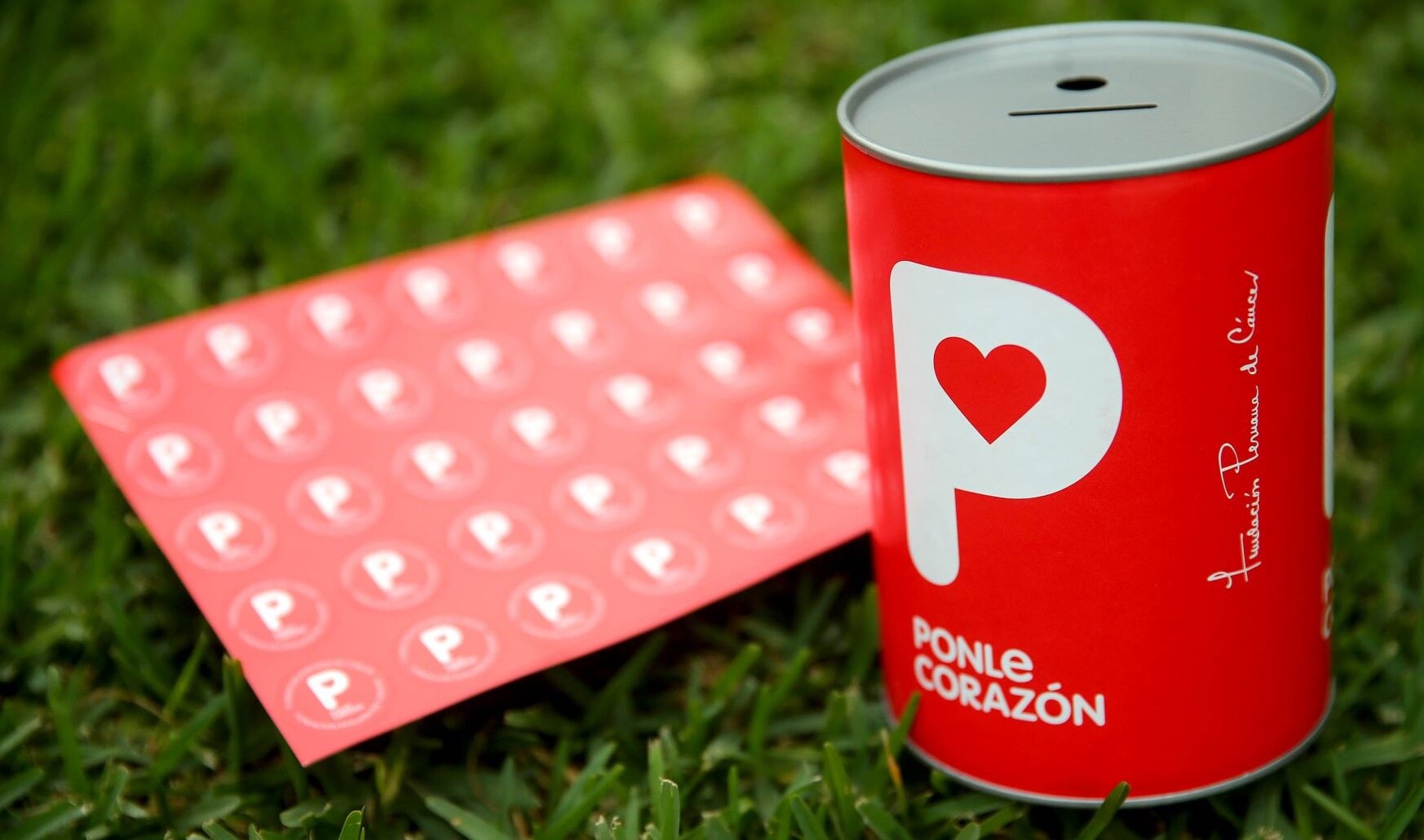 La Fundación BBVA Continental pone corazón y se une a la Fundación Peruana de Cáncer. Fotografía de colecta contra el cáncer Ponle Corazón auspiciada por la Fundación BBVA Continental