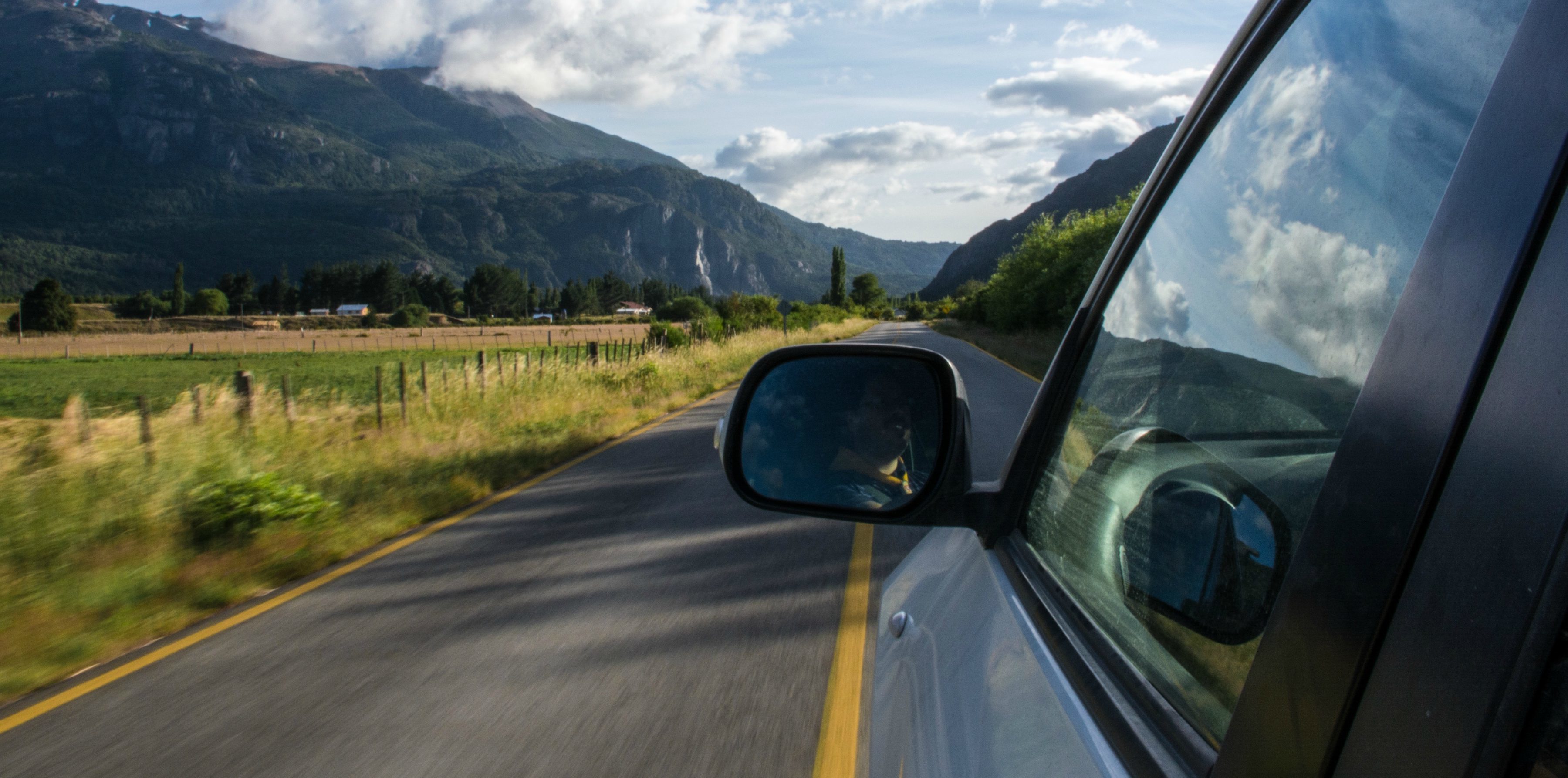 Coche en carretera, zona montañosa