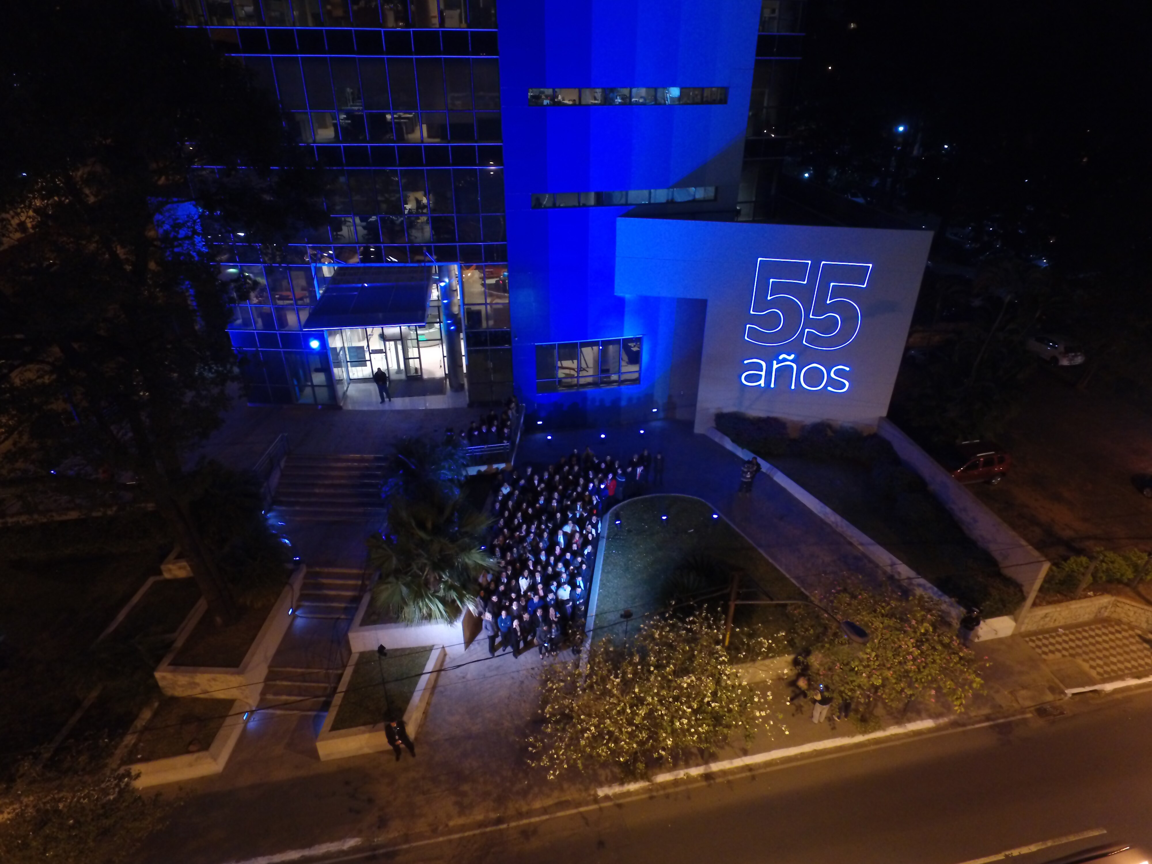 Equipo BBVA Paraguay frente a Casa Matriz Aniversario BBVA Paraguay