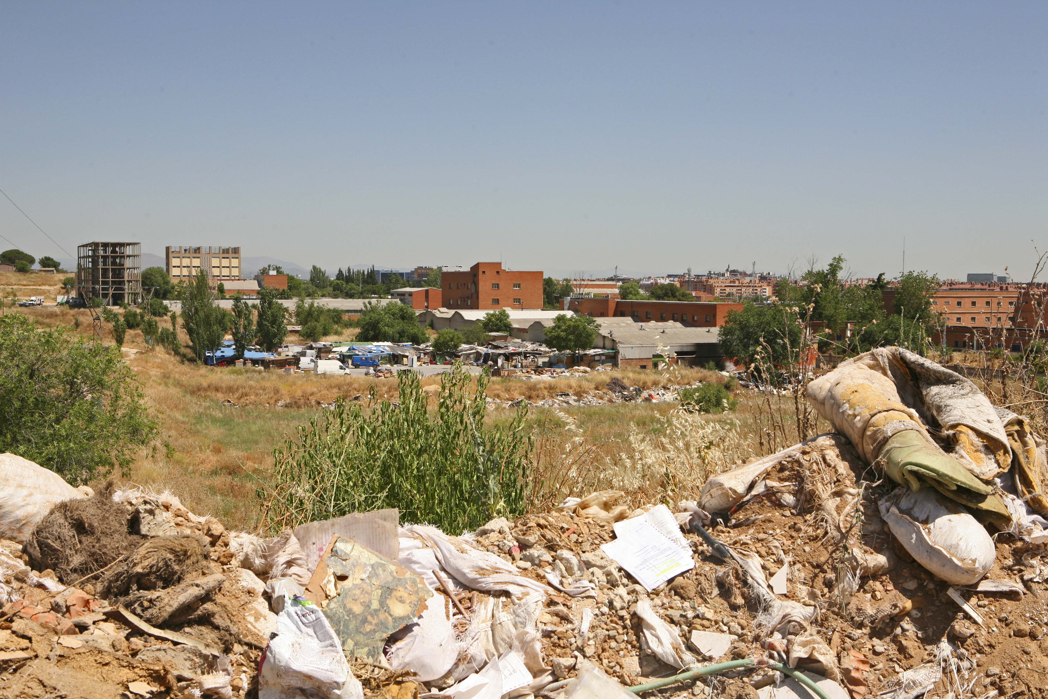 Fotografía de Distrito Castellana Norte Escombros basura descampado BBVA