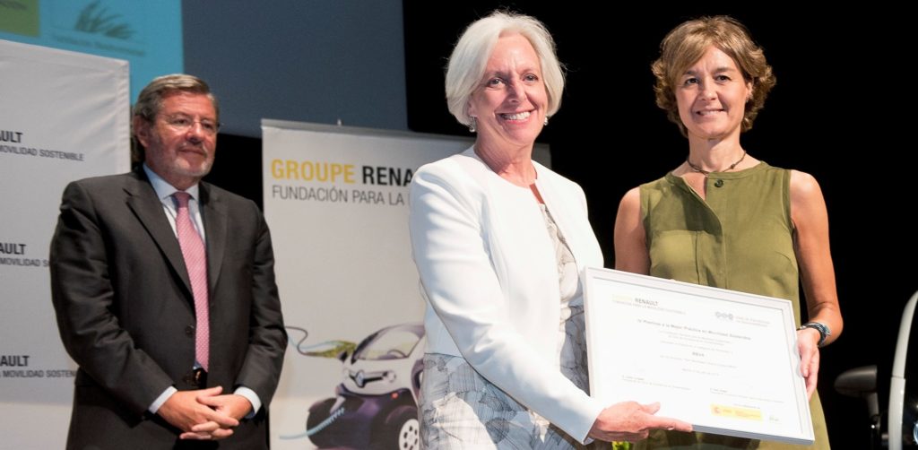Imagen de Donna DeAngelis, directora de Talento y Cultura de BBVA, posa con varios miembros de su equipo que han trabajado en el plan de movilidad premiado frente al vehículo eléctrico cedido por Renault.