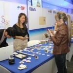 Emprendedoras colombianas en el VIII Foro BBVA MET sobre emprendimiento femenino innovador Fotografía de mujeres expositoras en el VIII Foro BBBVA Met