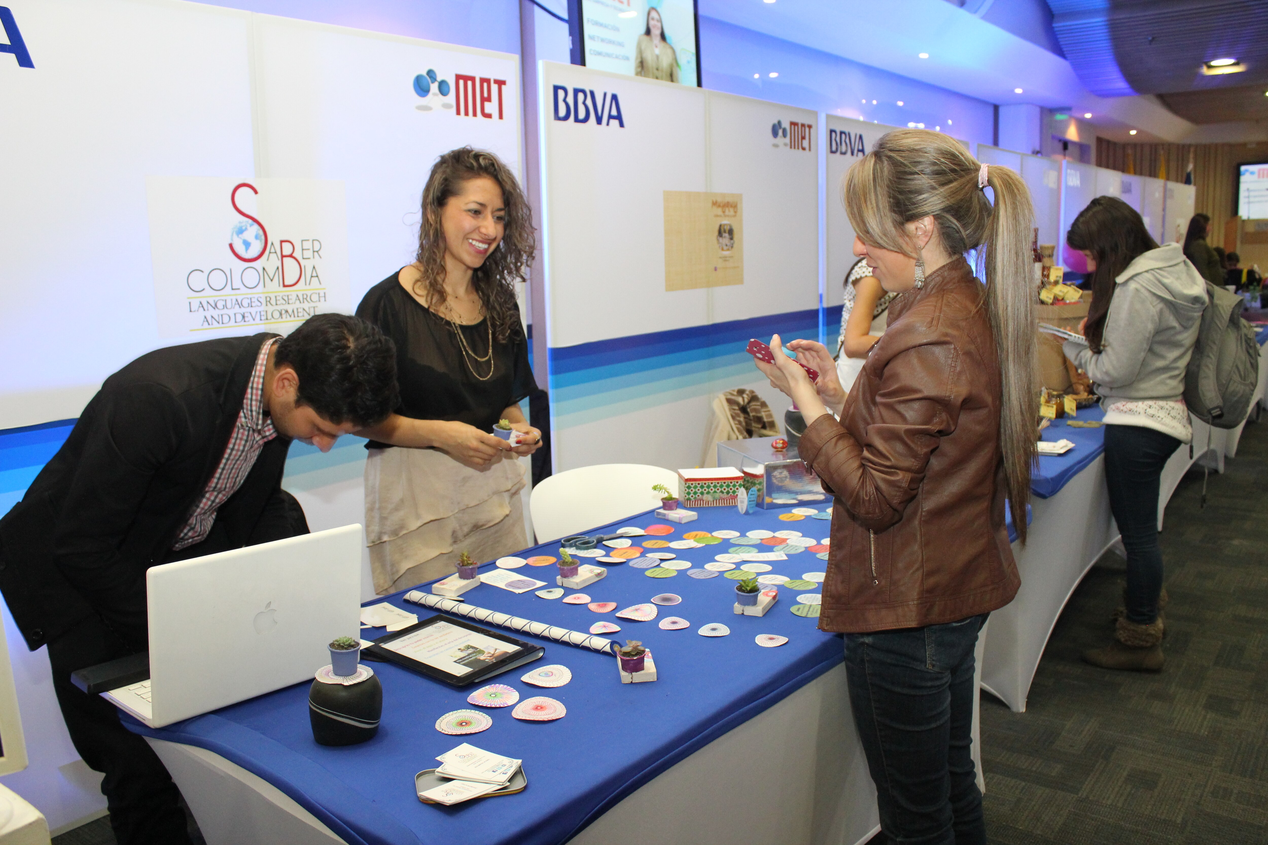 Emprendedoras colombianas en el VIII Foro BBVA MET sobre emprendimiento femenino innovador Fotografía de mujeres expositoras en el VIII Foro BBBVA Met