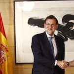 Rajoy e Iglesias saludándose antes de su reunión