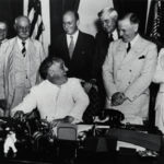 Roosevelt firma el Banking Act en 1935