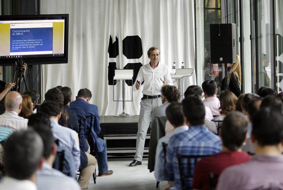 Marcos Marrodán en su charla sobre cómo comunicar en Internet Fotografia de Innovation Talks Córdoba emprendimiento innovacion BBVA
