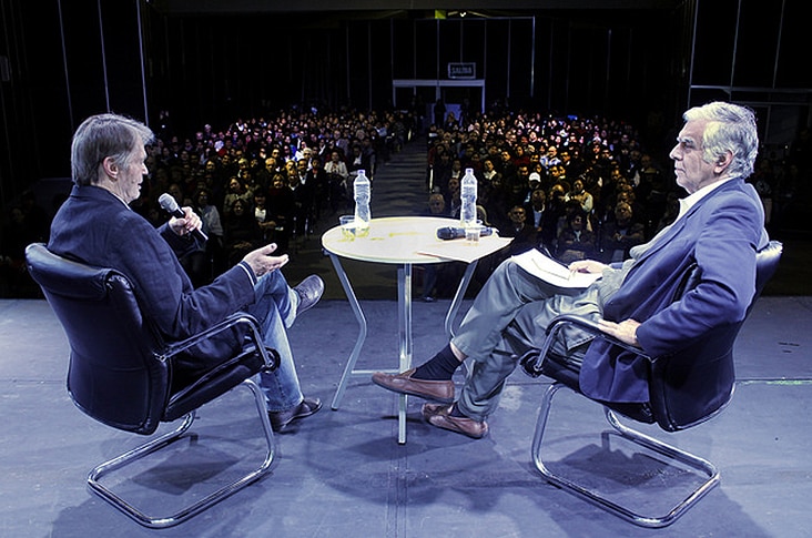 El premio Nobel de Literatura, Jean-Marie Gustave Le Clézio, en la inauguración de la Feria Internacional del Libro de Lima junto al escritor peruano Alonso Cueto. Fotografía del premio Nobel de Literatura, Jean-Marie Gustave Le Clézio, en Lima junto al escritor peruano Alonso Cueto.