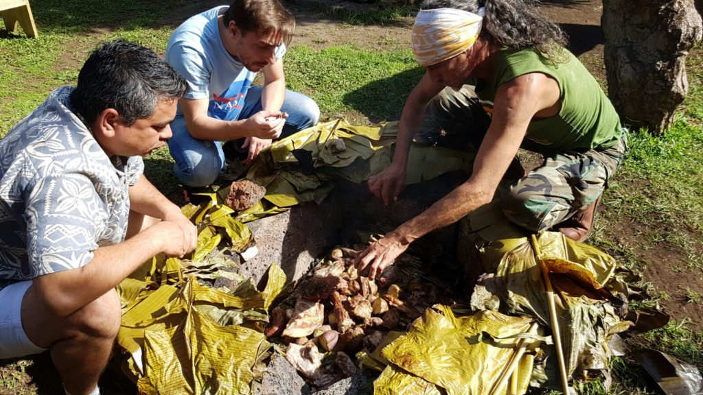 Jordi Roca aprende cómo se hace el curanto en la Isla de Pascua Fotografía de Jordi Roca aprende cómo se hace el curanto en la Isla de Pascua