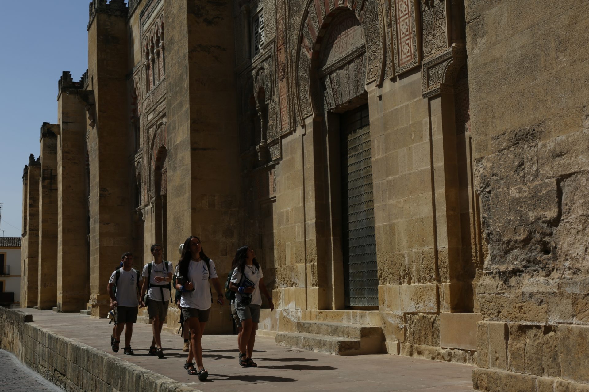 Los ruteros a la entrada de la mezquita de Córdoba