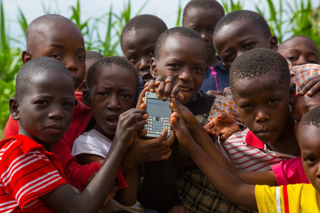 Imagen de niños con un móvil en Nairobi - Wikipedia Zero