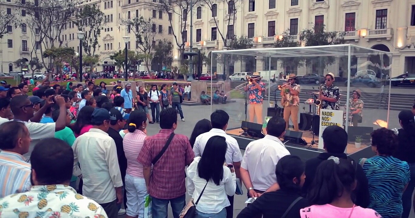 Radio BBVA ganó un León de Bronce en Cannes Fotografía de la Campaña Nadie nos Escucha de Radio BBVA en Lima