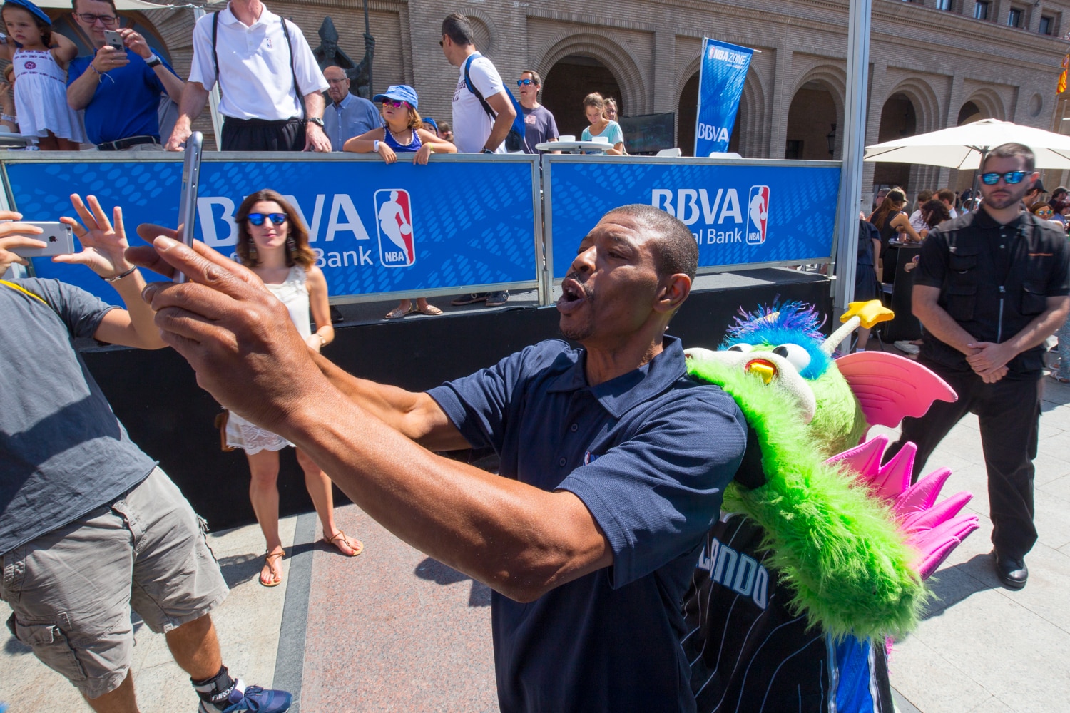 Fotografia de Selfie de Bogues con mascota NBA en zona VIP BBVA