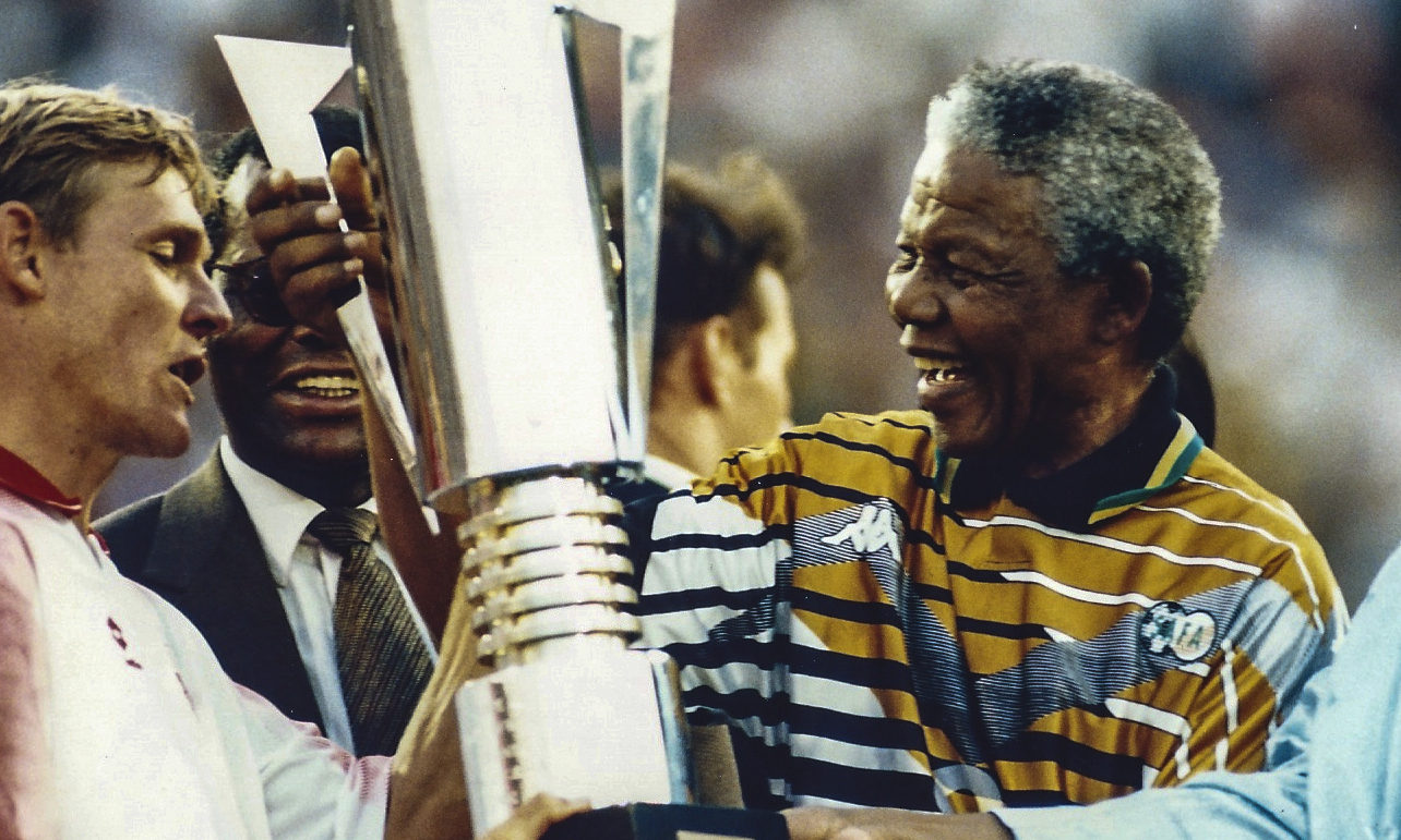 El 18 de julio se celebra el Día Internacional de Nelson Mandela. En la imagen, celebrando la victoria de Sudáfrica en la Copa africana Nelson Mandela, curiosidades del líder sudafricano