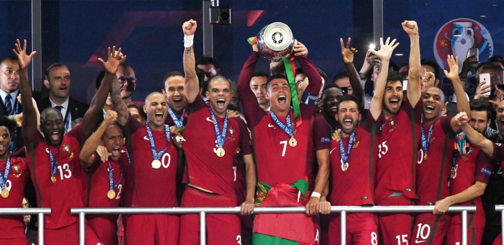 Cristiano levanta la primera Eurocopa de Portugal | Foto: EFE