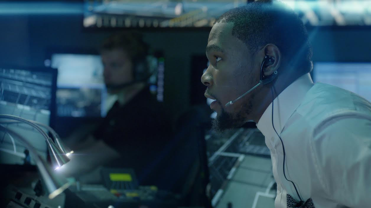Kevin Durant, durante la campaña con los ojos cerrados de BBVA Kevin Durant, durante la campaña con los ojos cerrados de BBVA