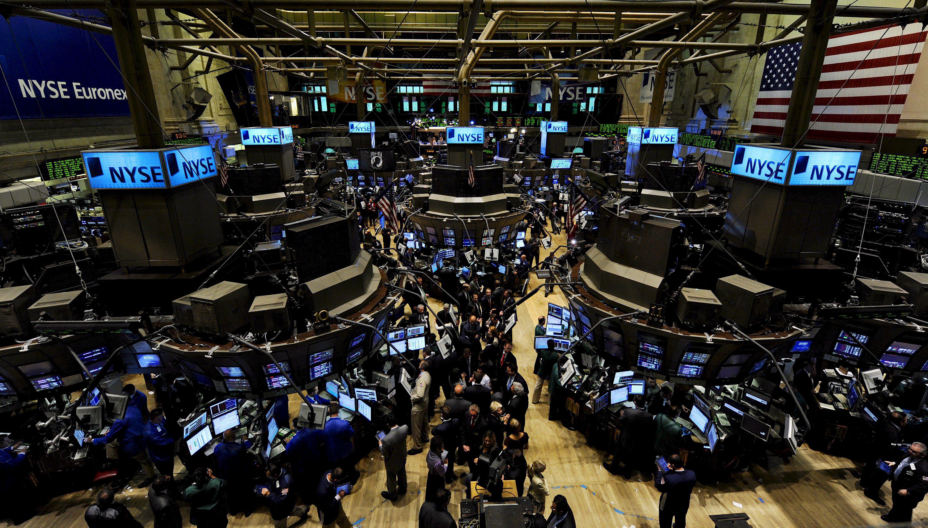 Varios agentes de bolsa trabajan en en el parquet de la Bolsa de Nueva York, el martes 16 de septiembre de 2008. EFE/STEPHEN CHERNIN Agentes de bolsa trabajan en en el parquet de la Bolsa de Nueva York