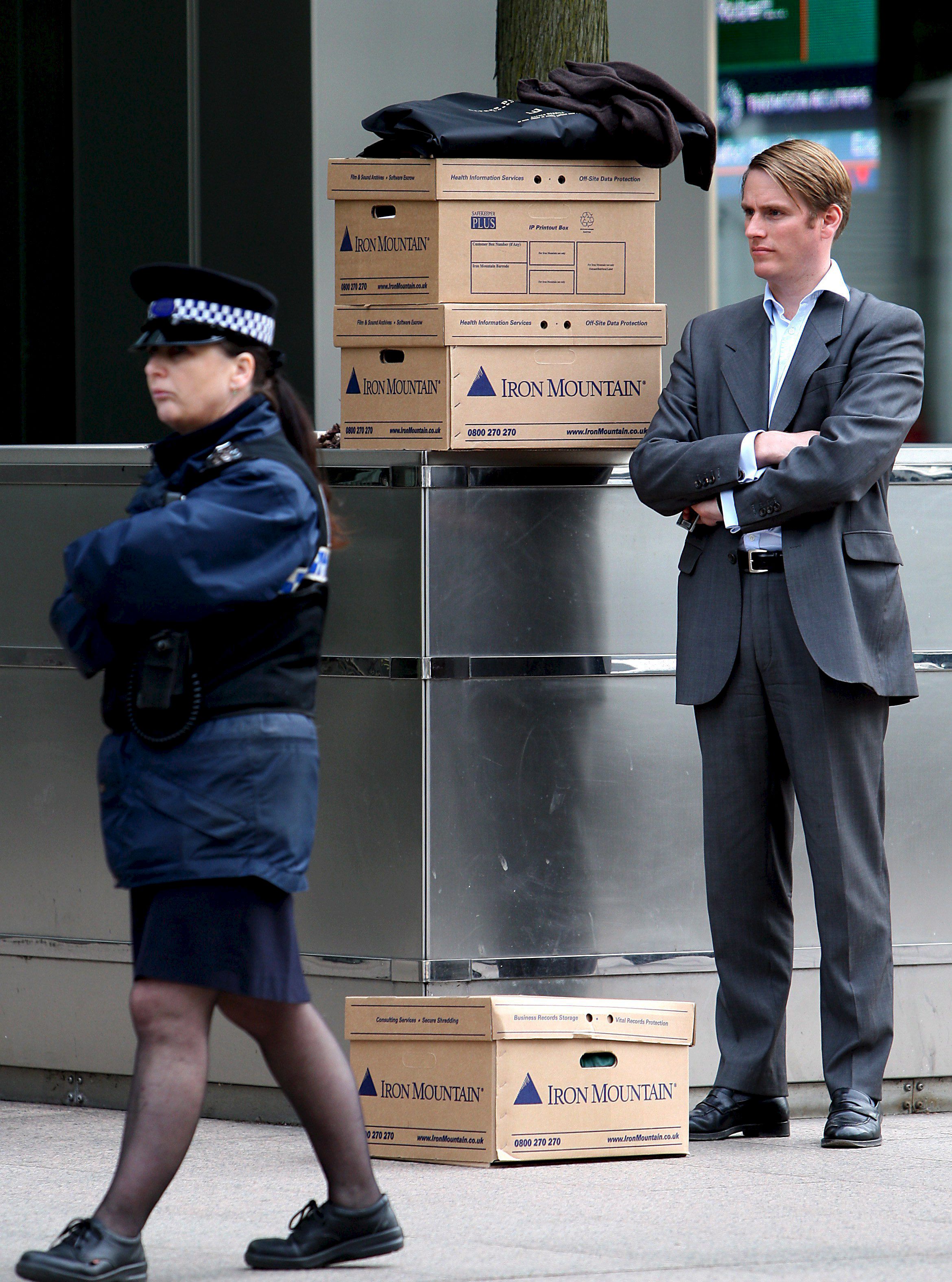 LONDRES, 15/9/08.- Un empleado del banco de inversiones Lehman Brothers en Londres abandona las oficinas con el contenido de su mesa en una caja en Londres, Reino Unido, hoy lunes 15 de septiembre. Lehman Brothers, el cuarto banco de inversiones en Estados Unidos, se declaró hoy en quiebra en plena crisis financiera global. EFE/Andy Rain Empleado de Lehman Brothers abandona el banco con el contenido de su mesa en una caja