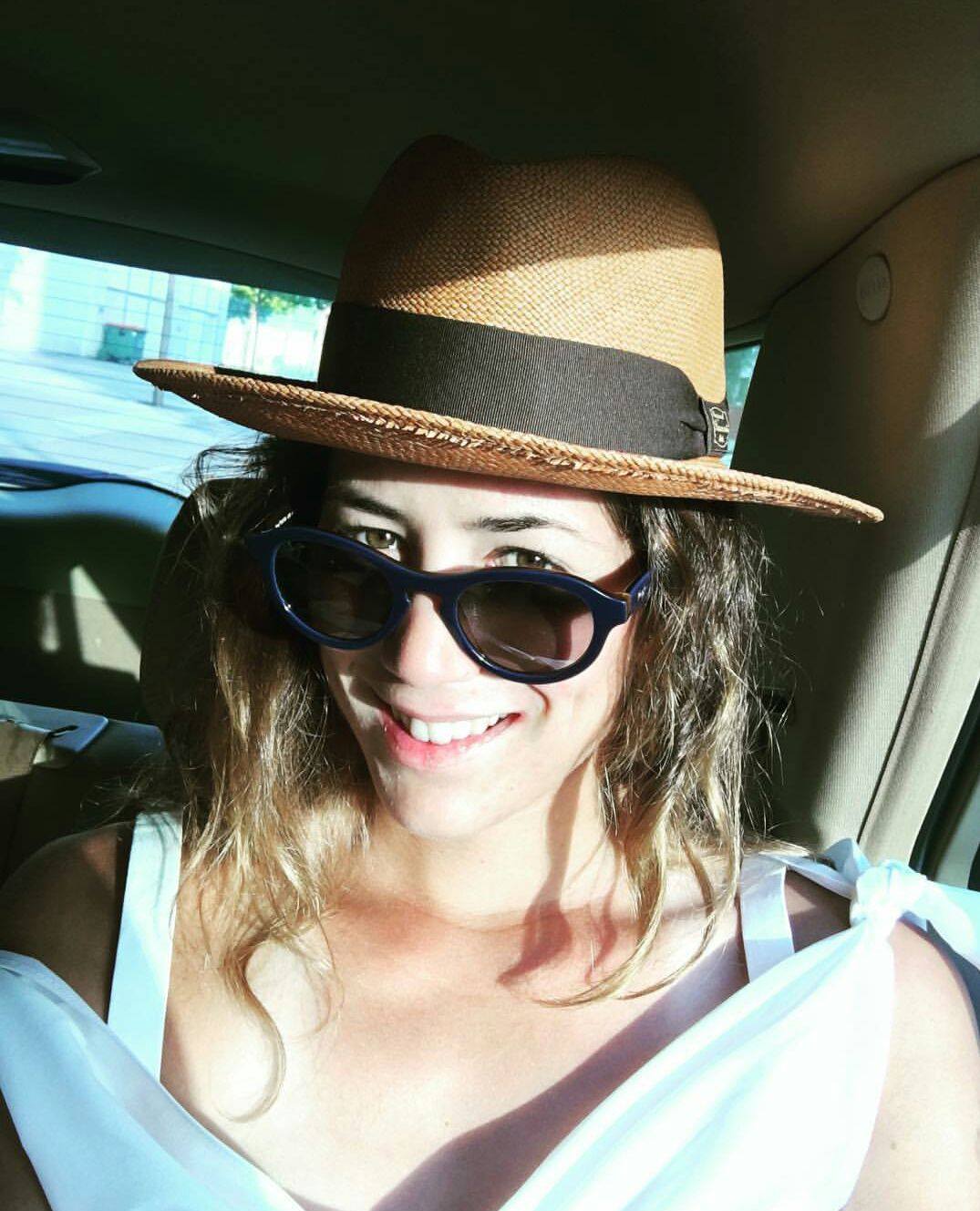 Fotografía de Garbiñe Muguruza con sombrero Fotografía de Garbiñe Muguruza con sombrero