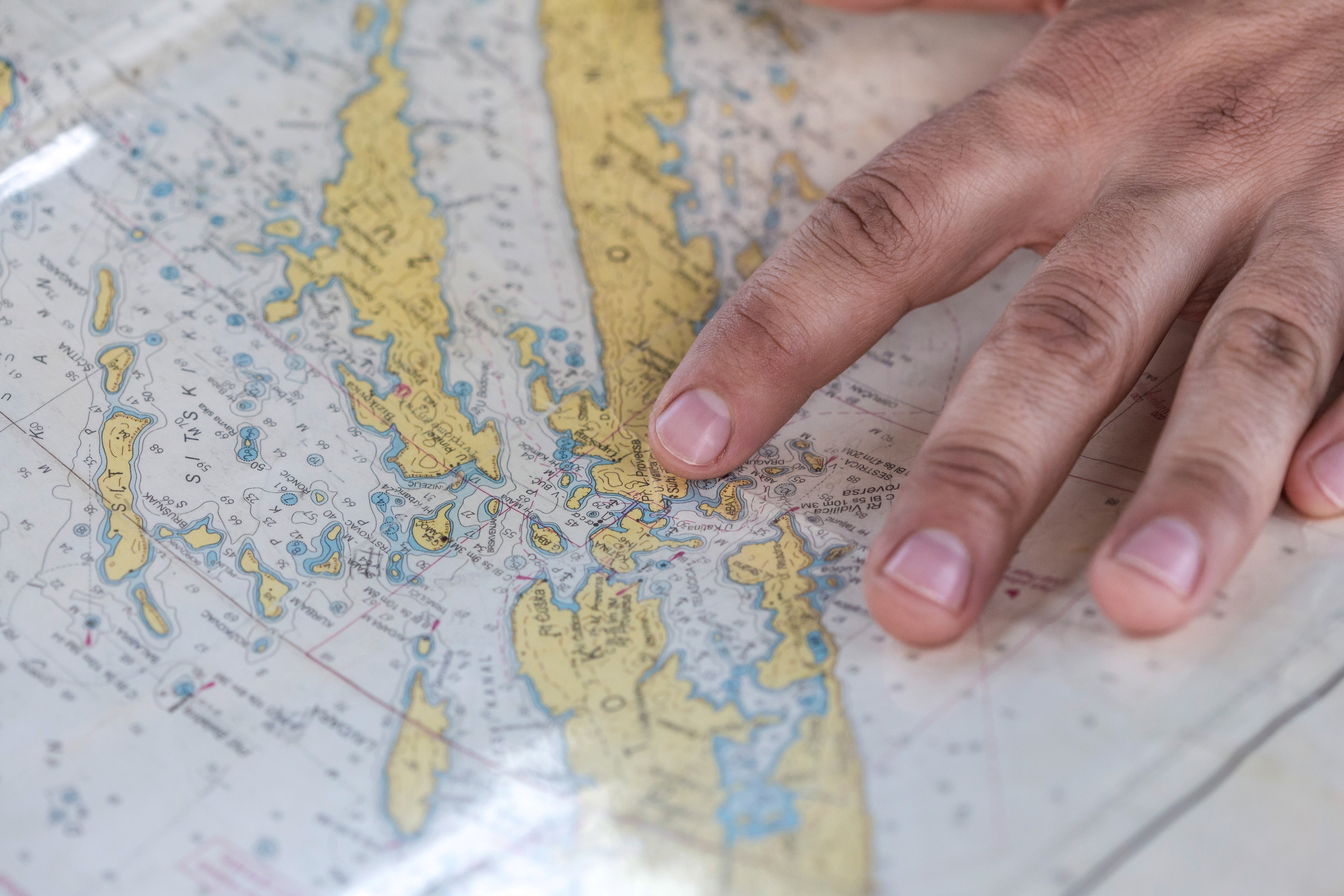 Mano señalando una tura en un mapa Mano señalando una tura en un mapa