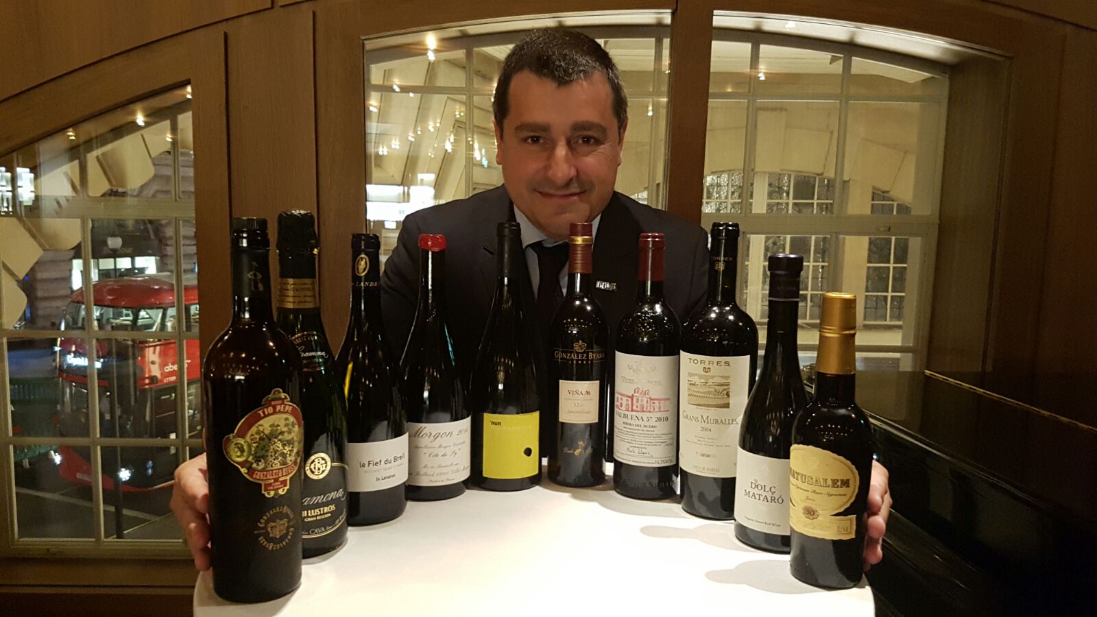 05082016 Josep Roca con los vinos servidos en el menú de Londres- Gira BBVA 2016 Fotografía de Josep Roca con los vinos servidos en el menú de Londres- Gira BBVA 2016