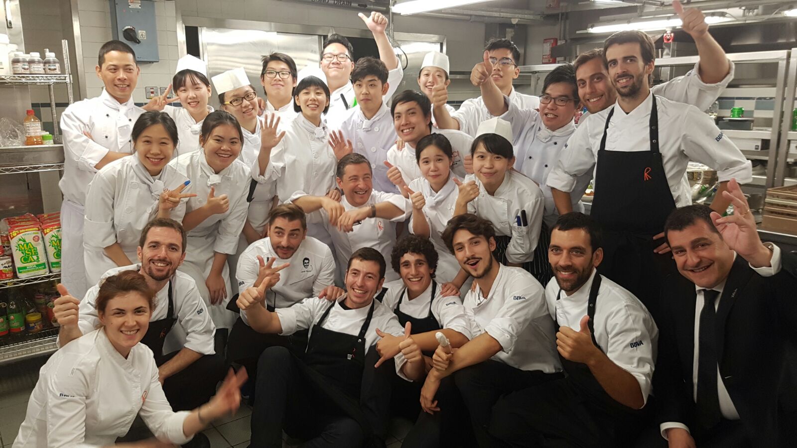 Fotografía de Despedida de todo el equipo de El Celler de Can Roca con los estudiantes del Culinary Arts de Hong Kong