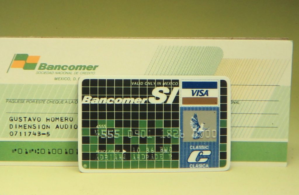 1985 sale al mercado Bancomer Si, la primera tarjeta de débito en el mercado mexicano