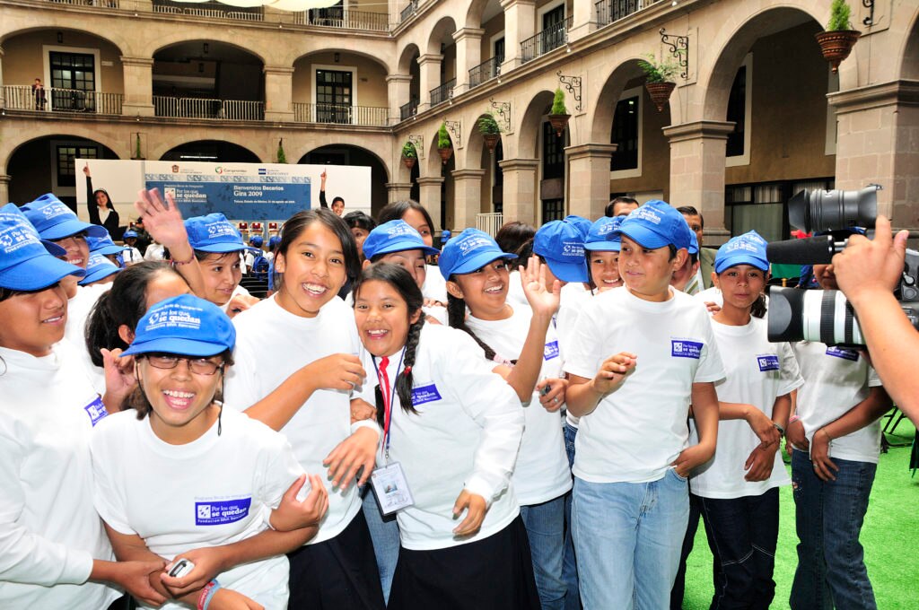 2006 Se incial el Programa de Becas por los quedan para estudiantes de secundaria 2006 Se incial el Programa de Becas por los quedan para estudiantes de secundaria