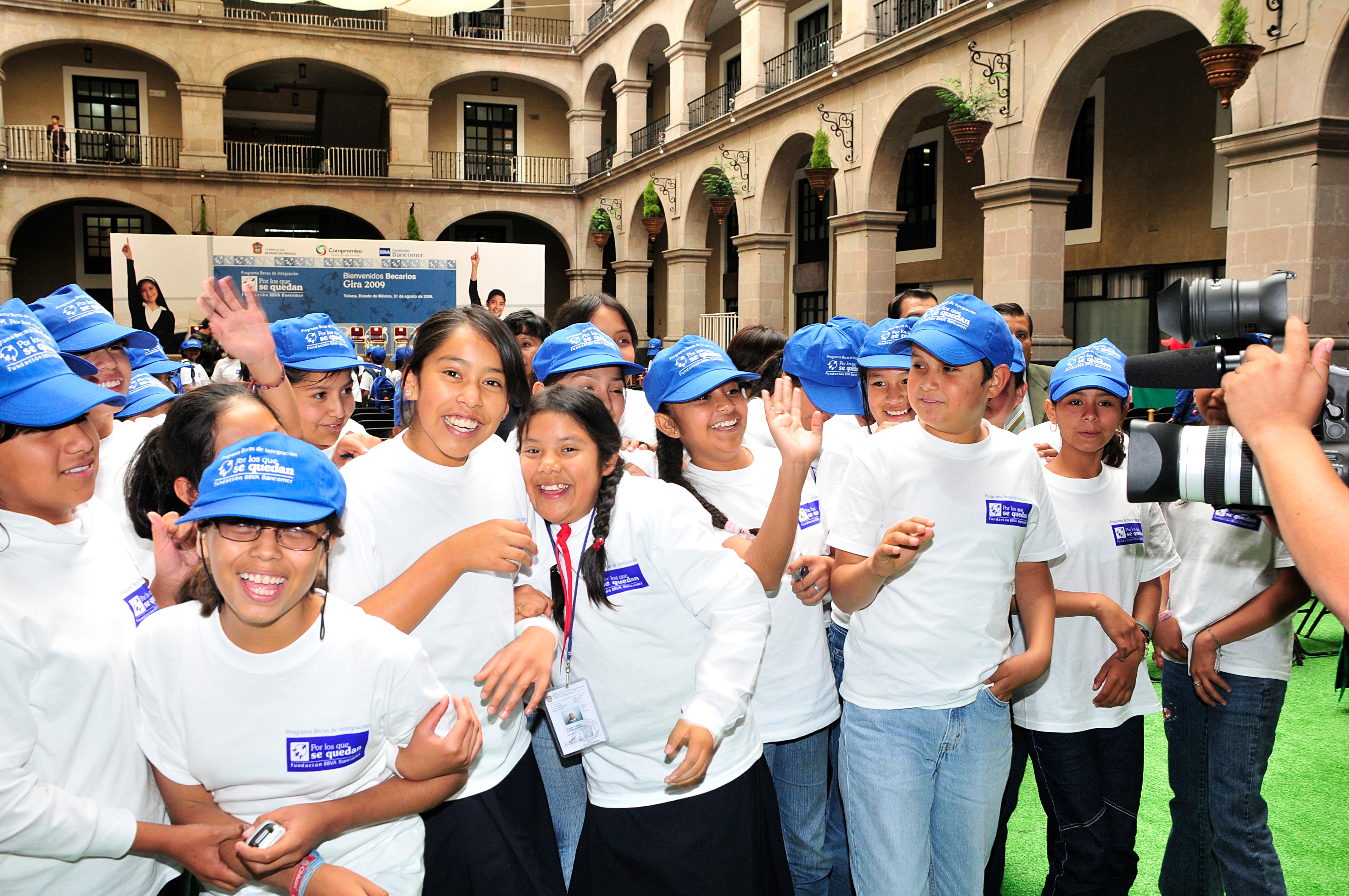 2006 Se incial el Programa de Becas por los quedan para estudiantes de secundaria 2006 Se incial el Programa de Becas por los quedan para estudiantes de secundaria