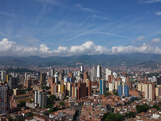 Medellín es la capital del departamento de Antioquia, siendo la ciudad más poblada del departamento y la segunda del país. La ciudad tiene una población de 2 464 322 habitantes (2015), mientras que dicha cifra, incluyendo el área metropolitana, asciende a 3 821 797 personas (2015). Fotografía tomada por Iván Erre Jota de la Ciudad de Medellín, Colombia, BBVA