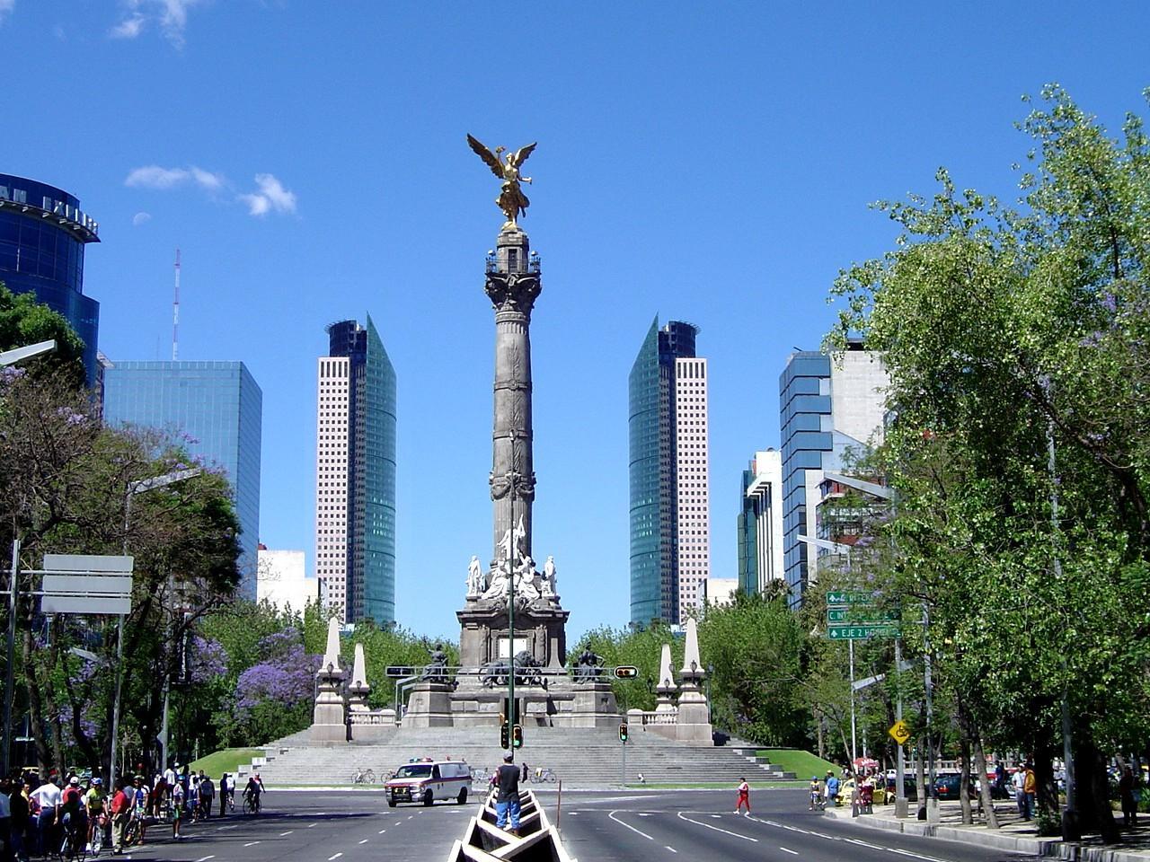 El Paseo de la Reforma es la principal avenida de los negocios en la Ciudad de México La Ciudad de México
