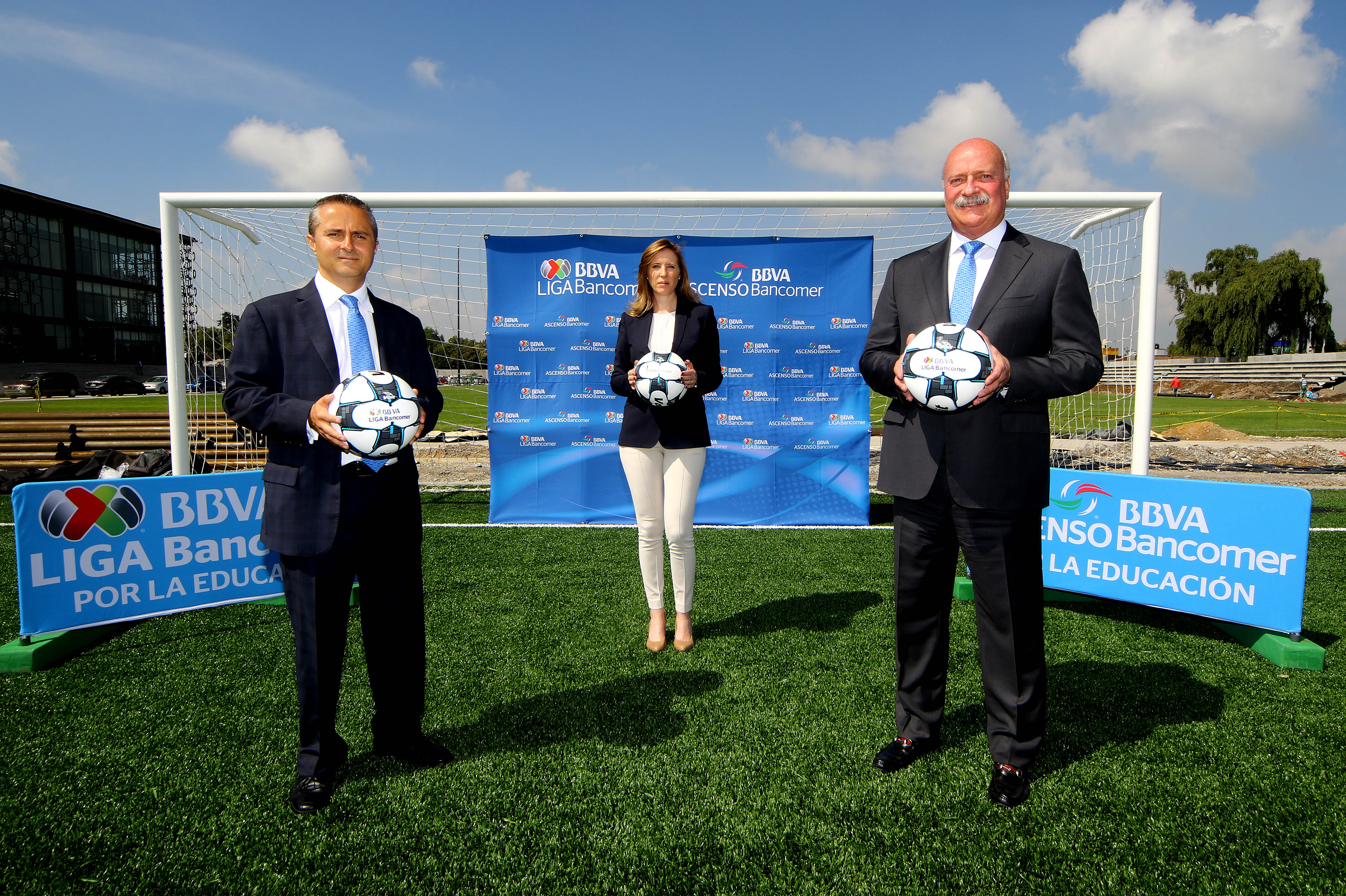 Balón de la Educacion Liga Bancomer-FundacionBancomer. Pie de foto: (De izq. a der) Mauricio Pallares Coello, Director de Mercadotecnia de BBVA Bancomer; Sofia Ize, Directora de la Fundación BBVA Bancomer; Enrique Bonilla, Presidente Ejecutivo de la LIGA BBVA Bancomer MX y ASCENSO BBVA Bancomer MX.
Balón de la Educacion Liga Bancomer-FundacionBancomer