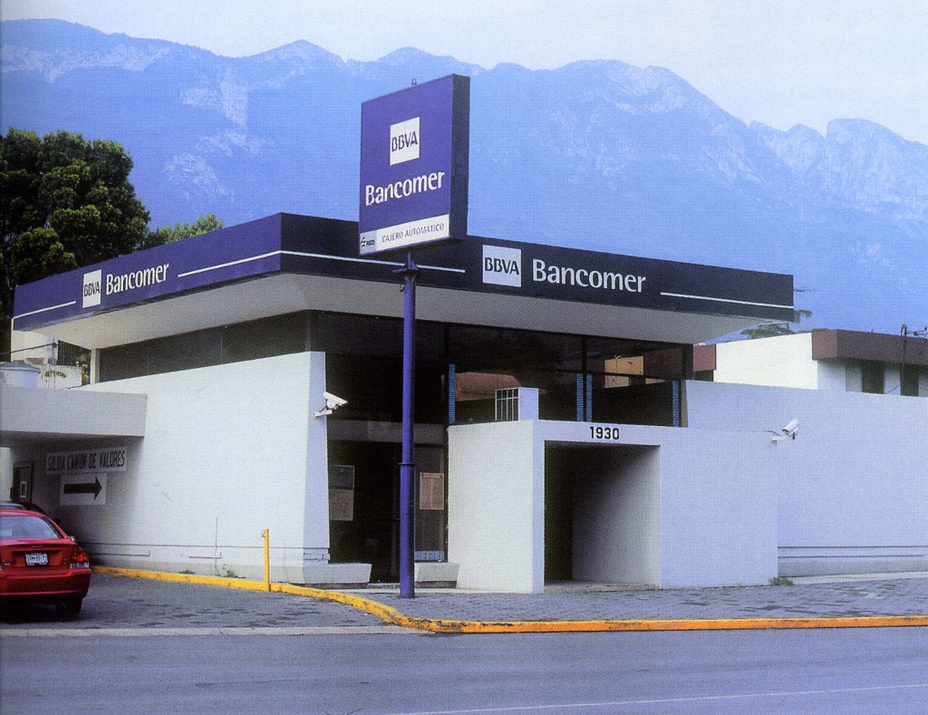 En el año 2000 se inició el cambio de imagen a BBVA Bancomer