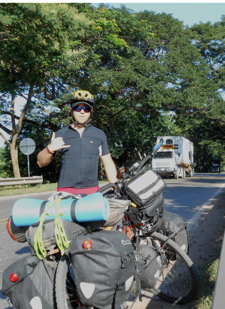 Forografía de Felipe Tamayo en su bicicleta, recorriendo el país.