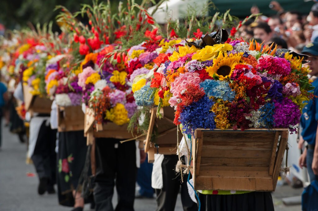 Fotografía de silleteros de las ferias de las flores en Medellín, Colombia. BBVA