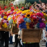 Fotografía de silleteros de las ferias de las flores en Medellín, Colombia. BBVA