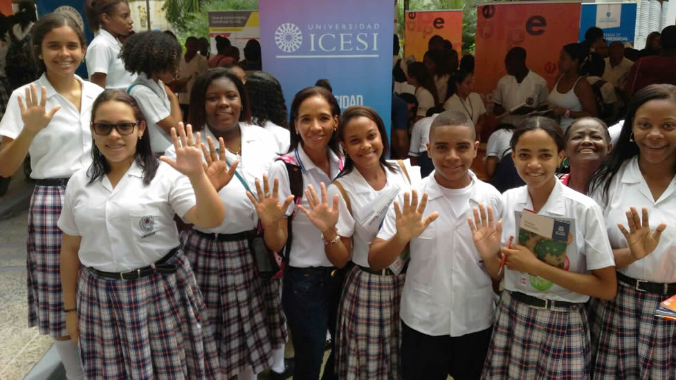 Niños y jóvenes estudiantes de Quibdo, Chocó en busca de becas en Feria Edupazcífico Fotografía de Niños y jóvenes estudiantes de Quibdo, Chocó en busca de becas en Feria Edupazcífico