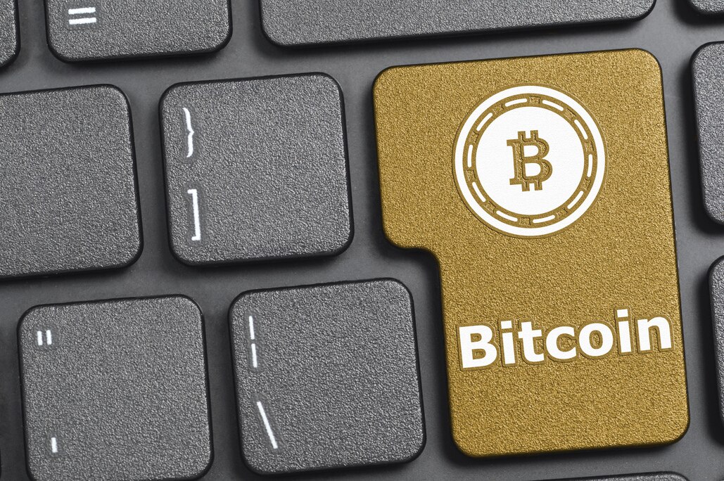 Bitcoin es más que una moneda virtual Fotografía de teclado con una Bitcoin, moneda virtual