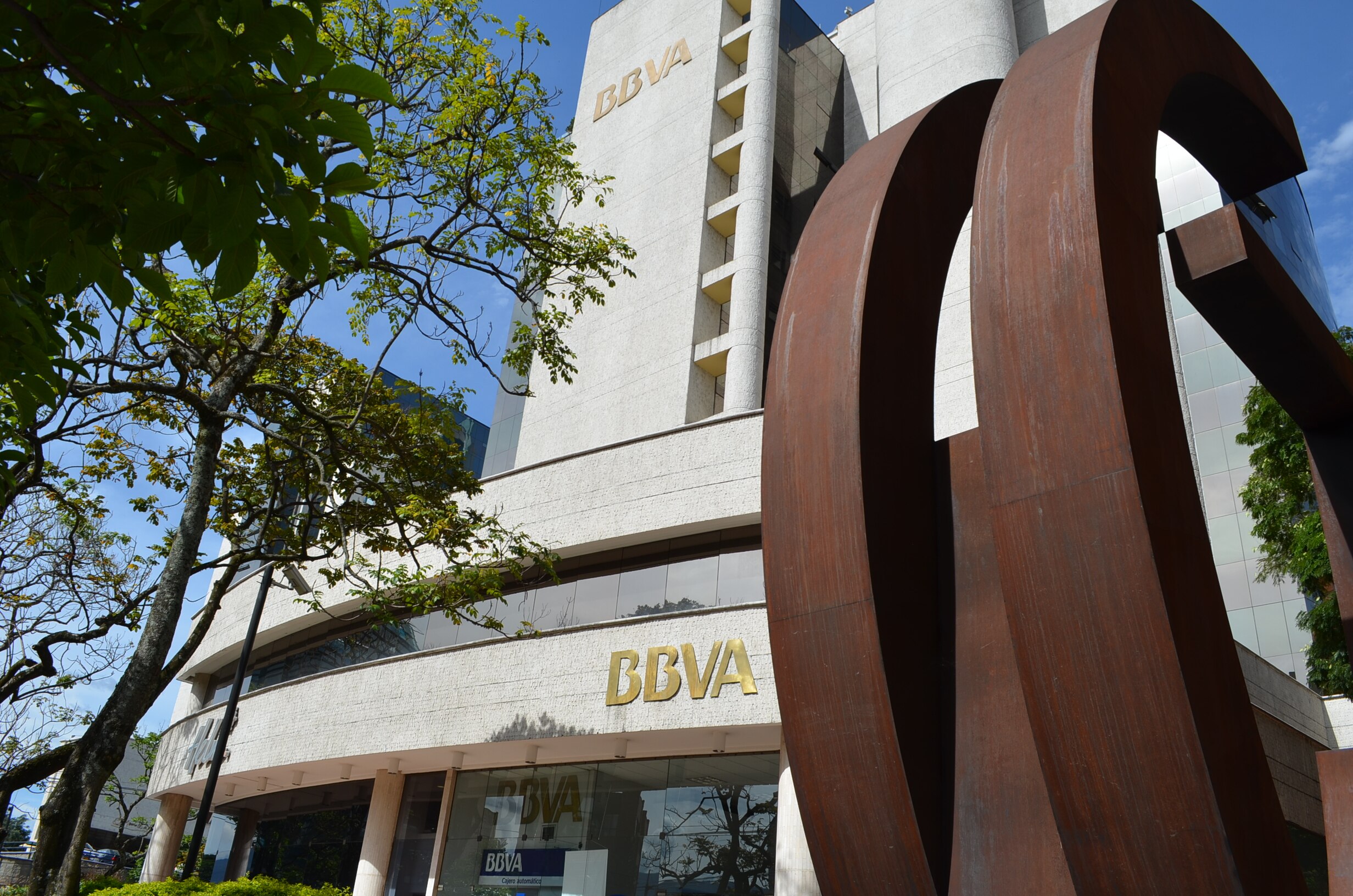 Oficinas de BBVA en Medellín, Colombia. Fotografía por Rubén Escobar de las oficinas de BBVA en Medellín, Colombia.