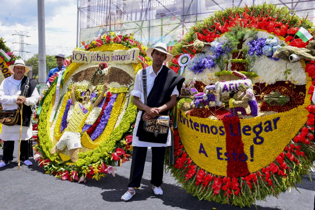 Silleteros paisas presentándose en la Feria de las Flores Fotografía tomada por la Alcaldía de Medellín sobre los silleteros en la Feria de las flores