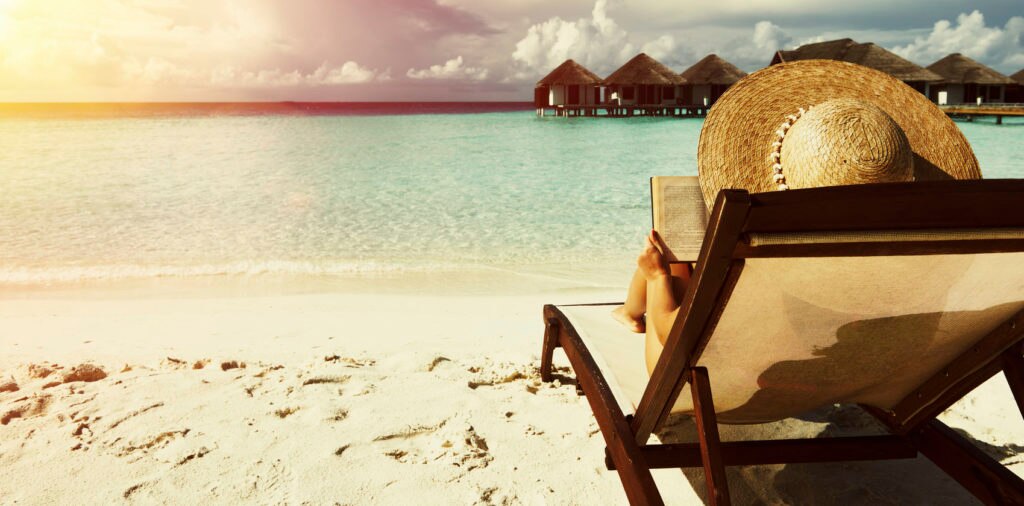 Mujer leyendo en la playa Mujer leyendo en la playa