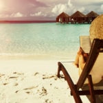 Mujer leyendo en la playa