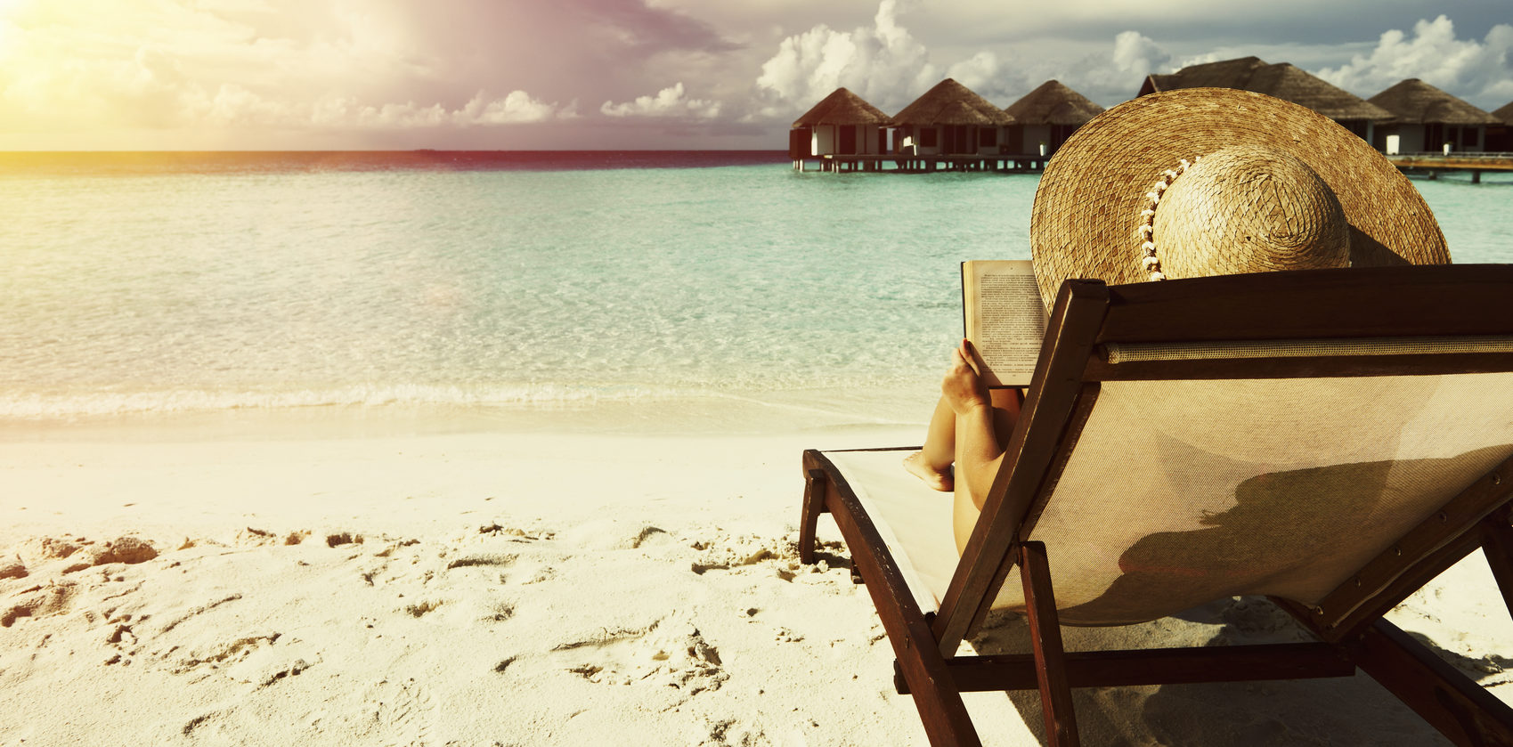 Mujer leyendo en la playa Mujer leyendo en la playa