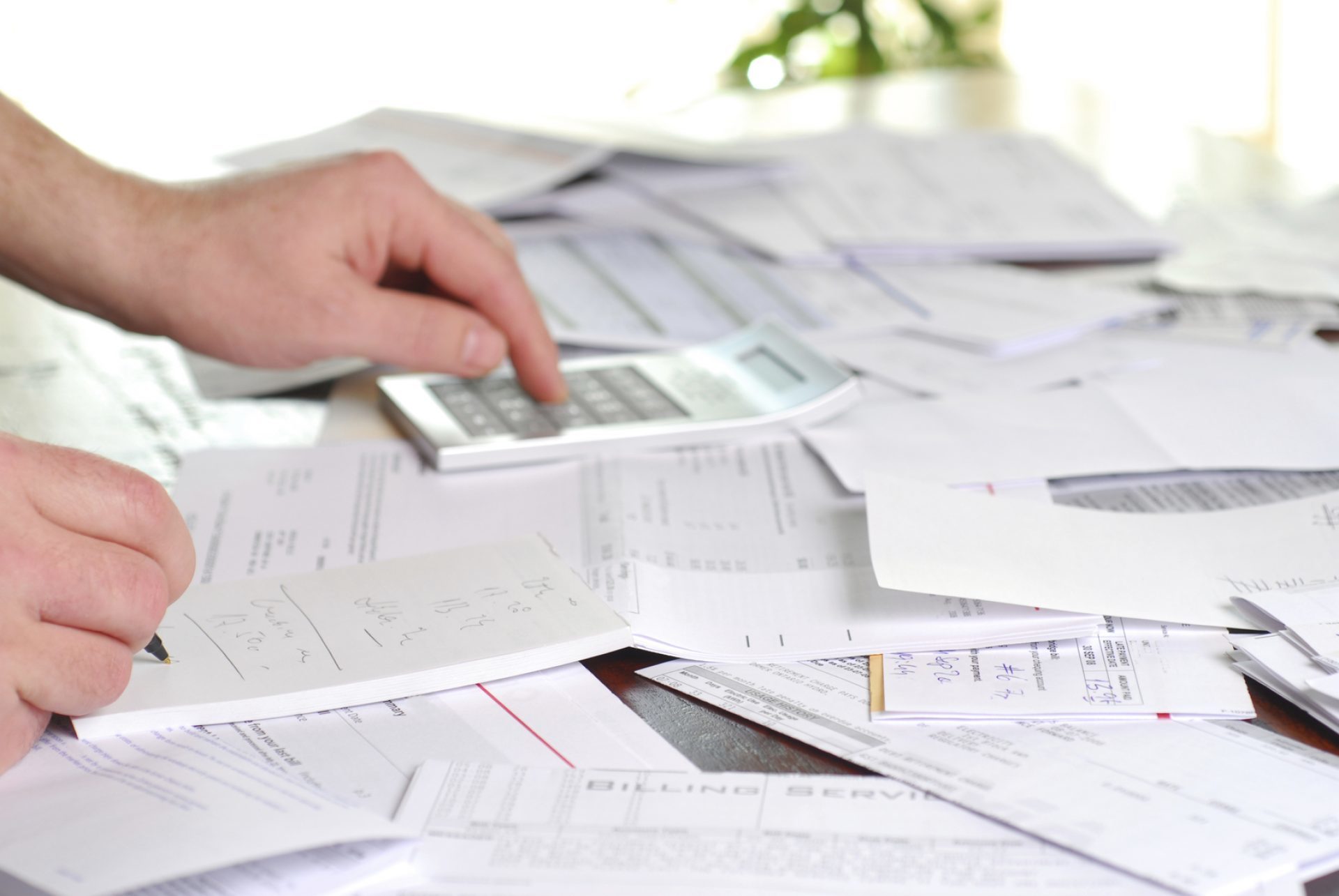calcular-retencion-facura-iva-irpf-datos-fiscales-empresas-autonomos-profesionales-recurso-BBVA