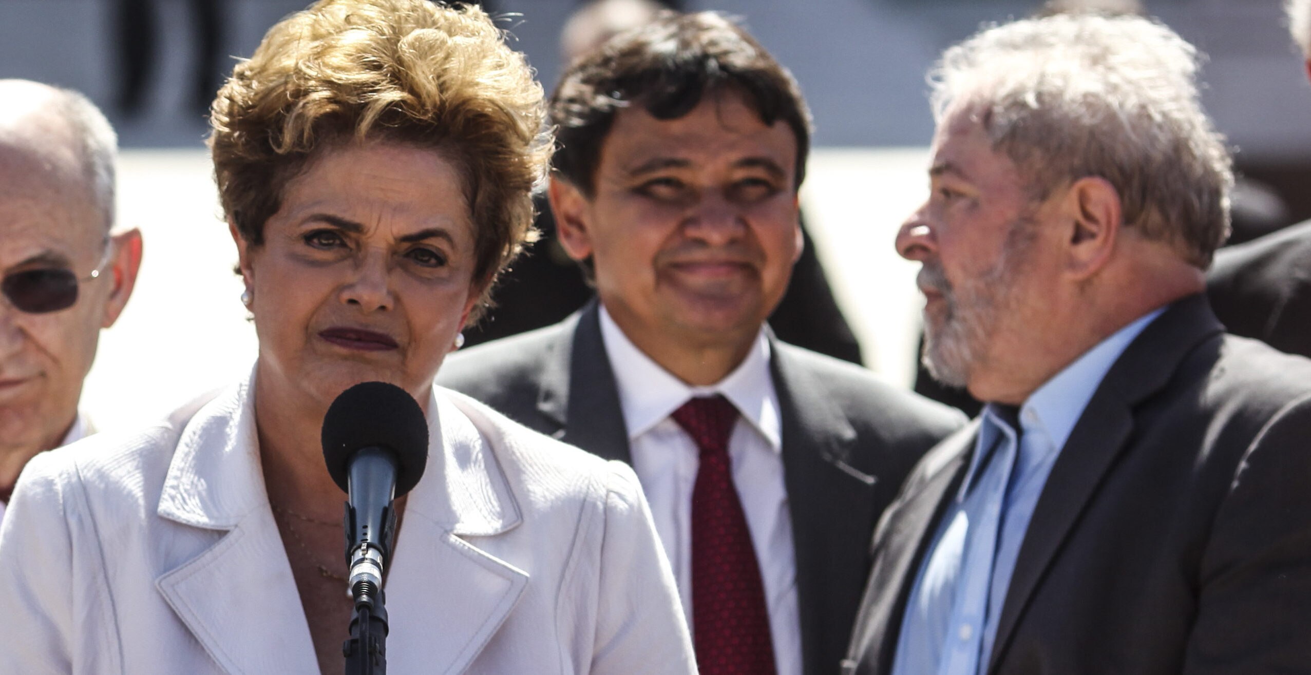 La presidenta de Brasil, Dilma Rousseff, suspendida de su cargo. La presidenta de Brasil, Dilma Rousseff, suspendida de su cargo.