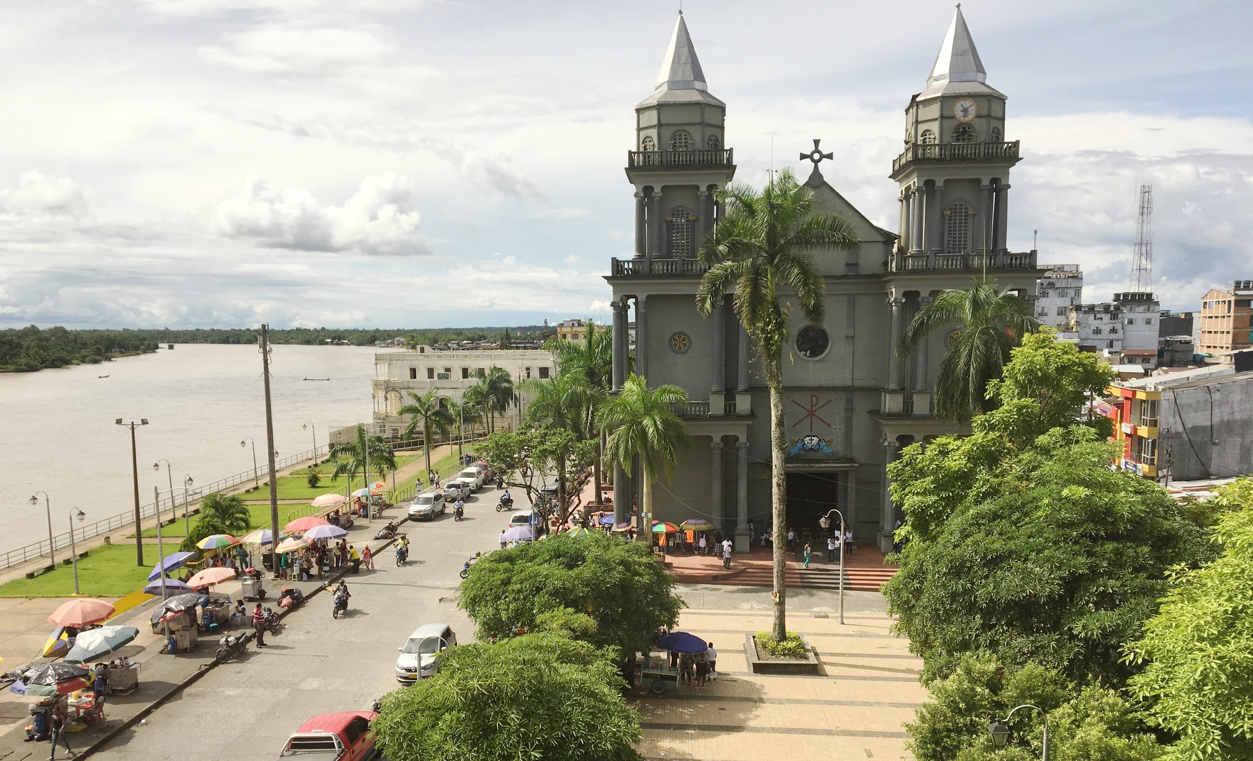 Iglesia junto al río San Juan en Quibdó, Chocó Fotografía de Iglesia junto al río San Juan en Quibdó, Chocó