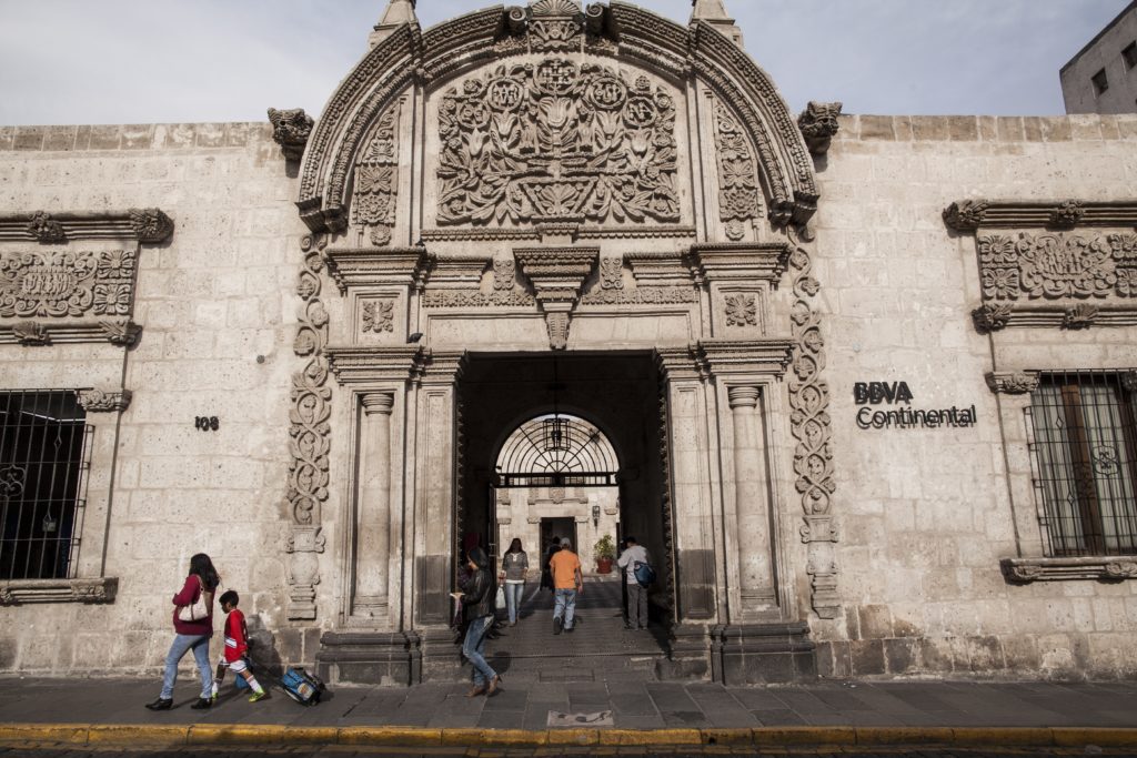 Fachada de la histórica casa Tristán del Pozo en Arequipa que preserva BBVA Continental. Fotografía de la casa Tristán del Pozo en Arequipa que preserva BBVA Continental.