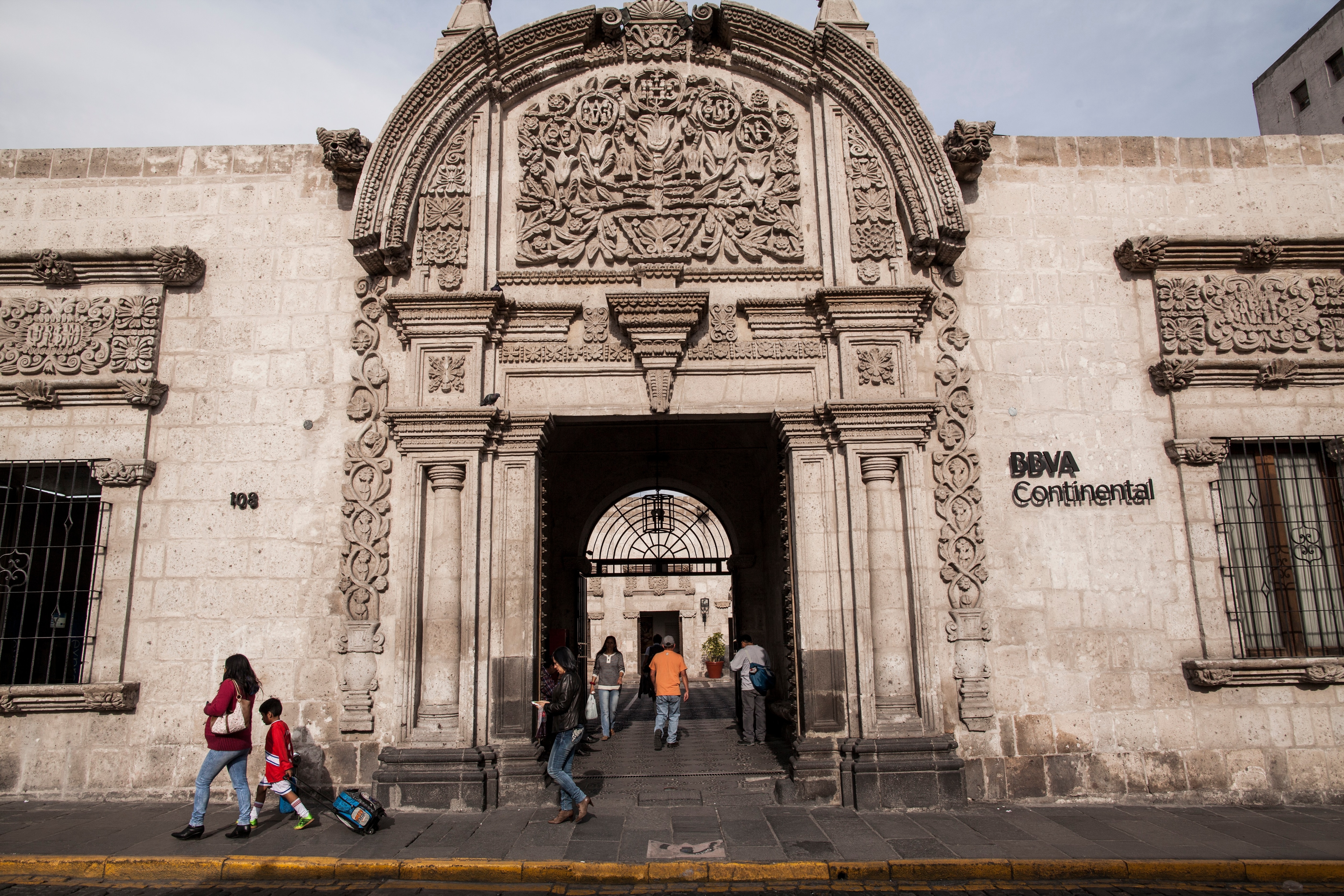 Fachada de la histórica casa Tristán del Pozo en Arequipa que preserva BBVA Continental. Fotografía de la casa Tristán del Pozo en Arequipa que preserva BBVA Continental.