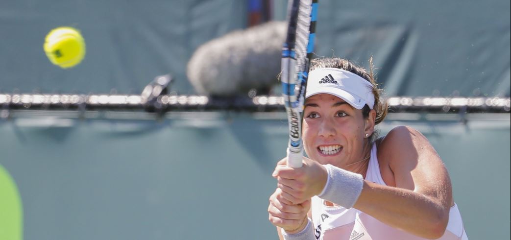 Garbiñe Muguruza golpea a la pelota durante un partido | Foto: EFE