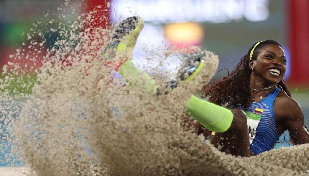 La atleta colombiana Caterine Ibarguen realiza su triple salto durante los Juegos Olímpicos Rio 2016 | Foto: EFE/Marcelo Sayão