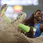 La atleta colombiana Caterine Ibarguen realiza su triple salto durante los Juegos Olímpicos Rio 2016 | Foto: EFE/Marcelo Sayão